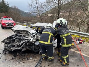 Ağlasun Kavşağında Can Pazarı: İki Araç Kafa Kafaya Çarpıştı Kazada 2 Kişi Yaşamını Yitirdi