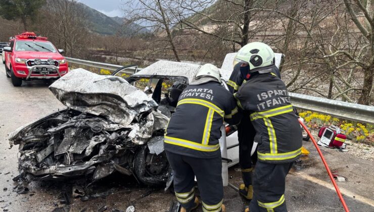 Ağlasun Kavşağında Can Pazarı: İki Araç Kafa Kafaya Çarpıştı Kazada 2 Kişi Yaşamını Yitirdi