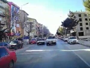 Karaağaç Mahallesi’nde Dehşet Anları: Kafa Kafaya Çarpışmaktan Son Anda Kurtuldular