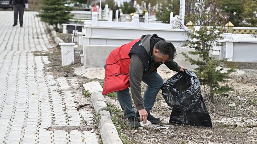 Isparta’da Kabir Ziyaretleri Öncesi Mezarlıklarda Bakım Seferberliği Mezar Temizligi Isparta Belediyesi
