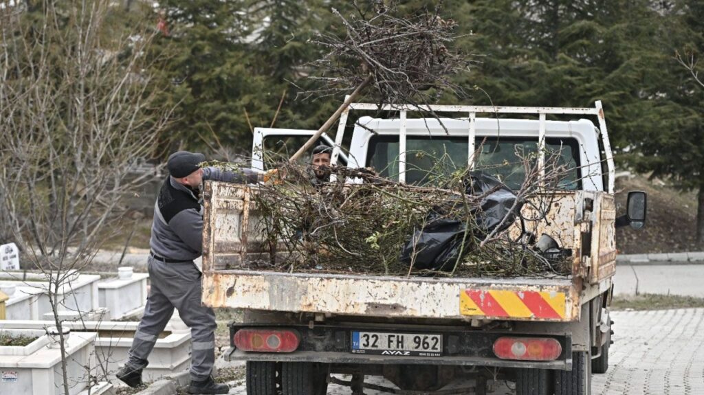 Isparta’da Kabir Ziyaretleri Öncesi Mezarlıklarda Bakım Seferberliği Mezar Temizligi Isparta Belediyesi2
