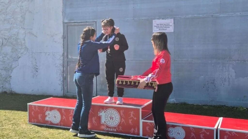 Isparta’da Şampiyonluk Sevinci: Elif Akpınar 100 ve 200 Metrede Zirvede Nazmiye Demirel Okulu Kosu 2