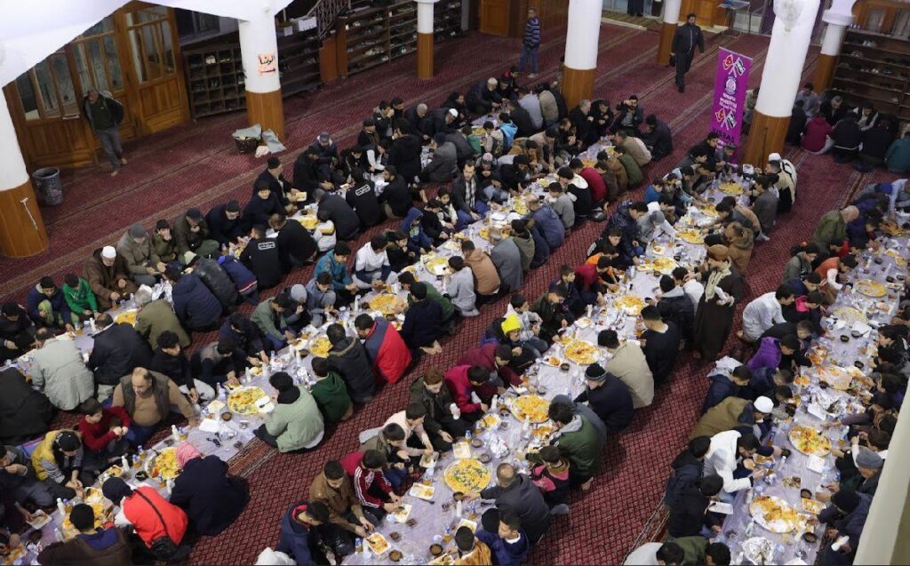 Beşir Camii'nde Kardeşlik Sofrası: Isparta Belediyesi Şam Kırsalında Ramazan Dayanismasi Isparta Belediyesi Sam