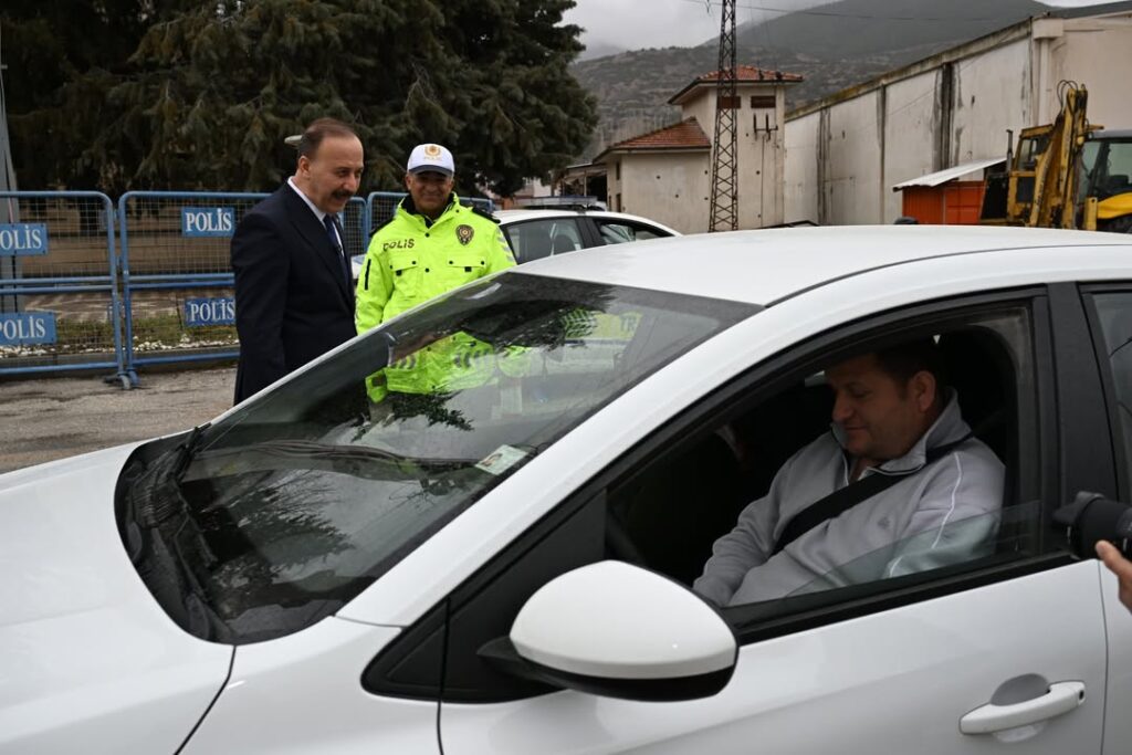 Vali Erin’den Sürücülere Tatlı İkramı ve Hayati Uyarı: "Kurallara Uyun" SaveClip.App 653683157 18534638599070620 5526296027004570822 n