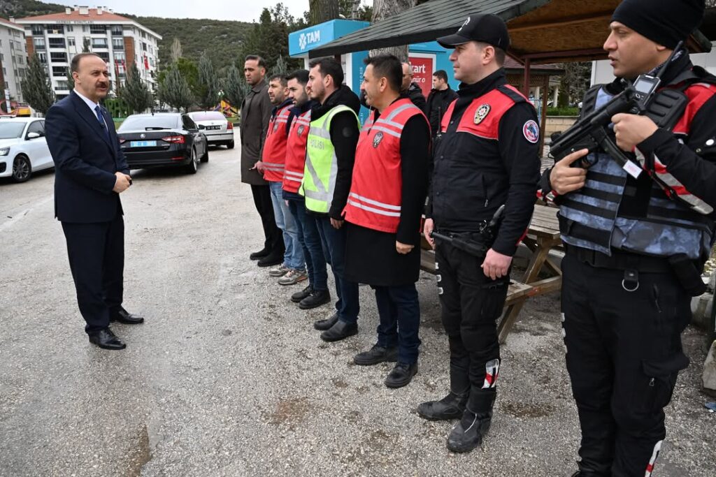 Vali Erin’den Sürücülere Tatlı İkramı ve Hayati Uyarı: "Kurallara Uyun" SaveClip.App 654200338 18534638626070620 8913048880623437242 n