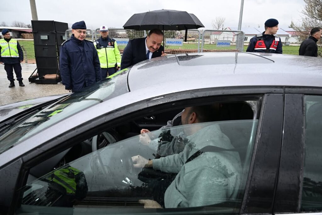 Vali Erin’den Sürücülere Tatlı İkramı ve Hayati Uyarı: "Kurallara Uyun" SaveClip.App 655471806 18534638608070620 8528015575286105477 n