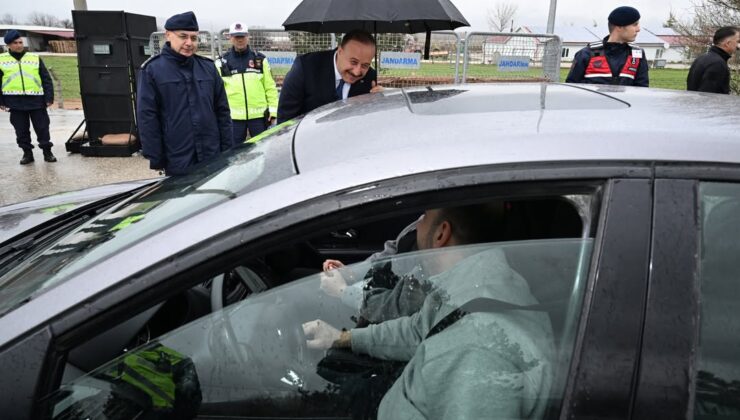 Vali Erin’den Sürücülere Tatlı İkramı ve Hayati Uyarı: “Kurallara Uyun”