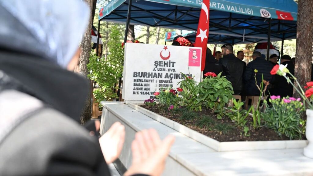 Isparta Kahramanını Unutmadı: Şehit Burhan Açıkkol Kabri Başında Anıldı Sehit Burhan ACIKKOL ISPARTA2