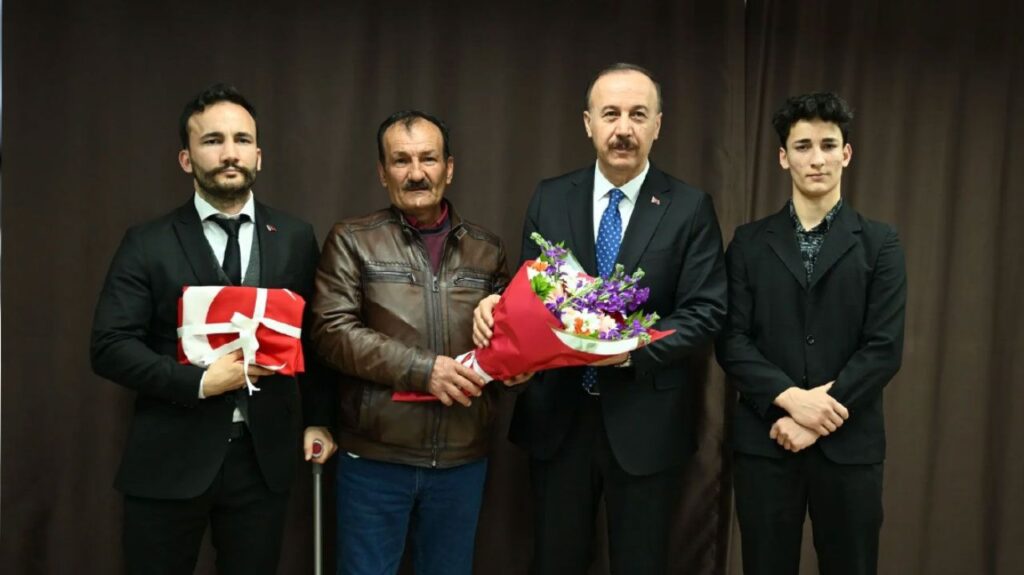 Isparta Kahramanını Unutmadı: Şehit Burhan Açıkkol Kabri Başında Anıldı Sehit Burhan ACIKKOL ISPARTA3
