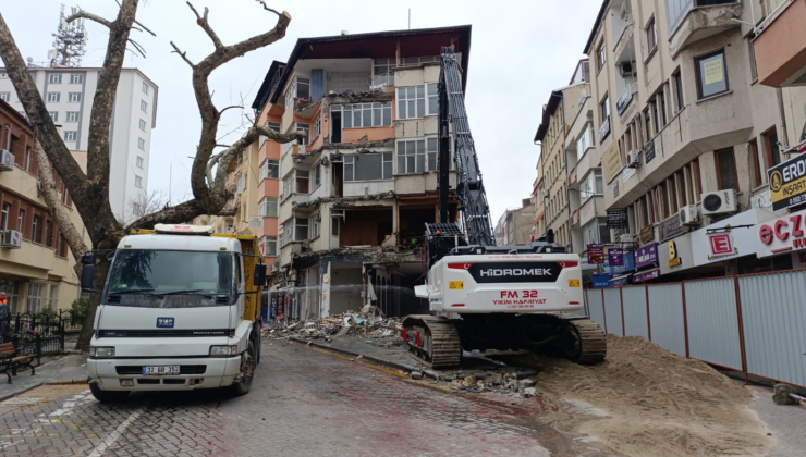 Isparta’da Yan Yatan Bina Tarih Oluyor: Kutlubey Mahallesi’nde Yıkım Başladı