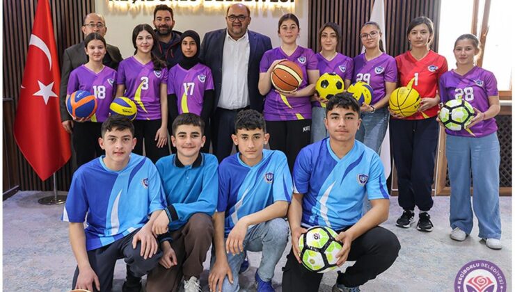 Başkan Parlak’tan Altın Kızlara Tebrik: Akçeşme Ortaokulu İl Birincisi Oldu