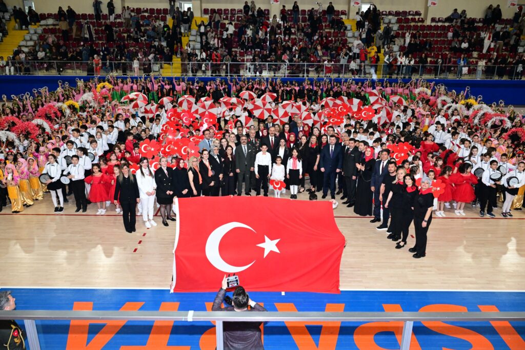 Vali Abdullah Erin: "Çocuklarımız Yarının Güçlü Türkiye’sinin Mimarıdır" 23 Nisan Abdullah ERIN Cocuklarla