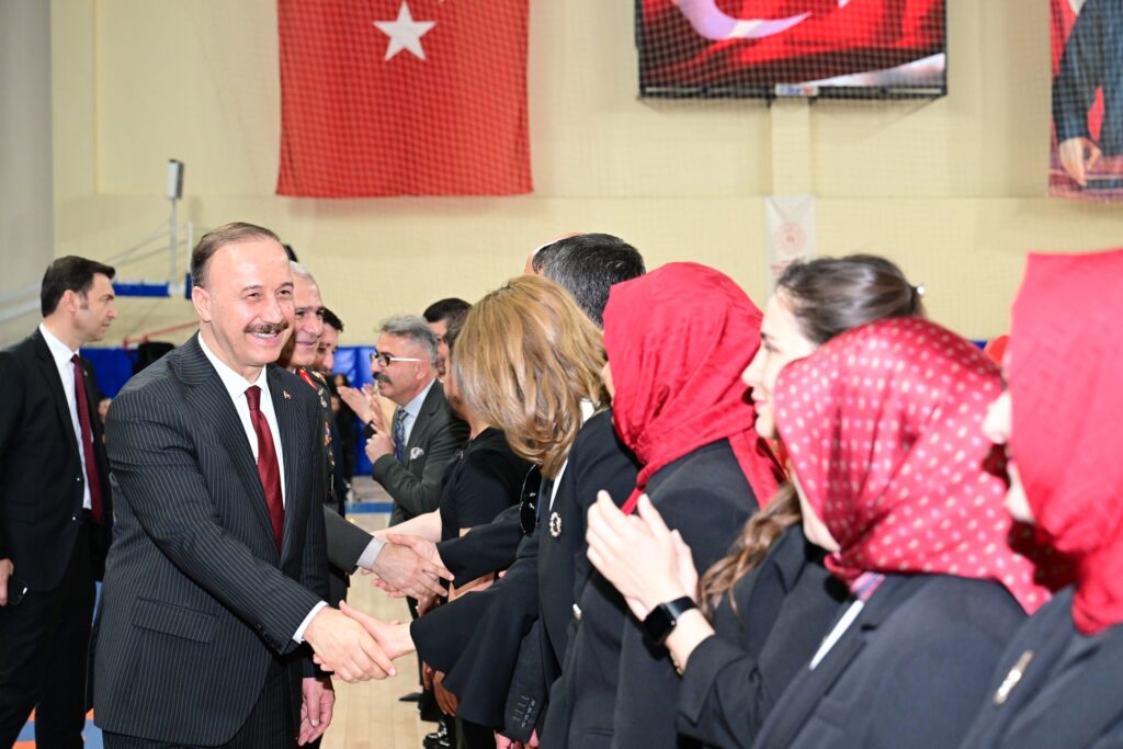 Vali Abdullah Erin: "Çocuklarımız Yarının Güçlü Türkiye’sinin Mimarıdır" 23 Nisan Abdullah ERIN Cocuklarla2