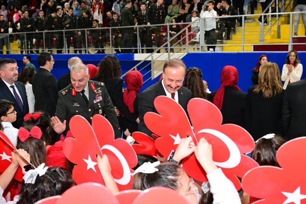 Vali Abdullah Erin: "Çocuklarımız Yarının Güçlü Türkiye’sinin Mimarıdır" 23 Nisan Abdullah ERIN Cocuklarla3
