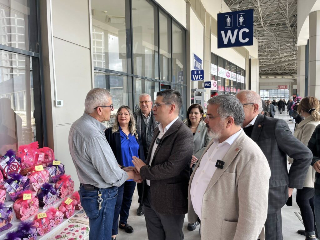 CHP Isparta Milletvekili Hikmet Yalım Halıcı Otogar Esnafının ve Yolcuların Sorunlarını Dinledi CHP Heyeti Isparta Sehirlerarasi Otobus Terminalinde Esnaf ve Vatandasla Bulustu