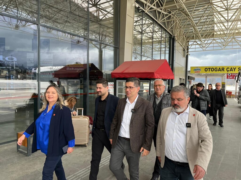 CHP Isparta Milletvekili Hikmet Yalım Halıcı Otogar Esnafının ve Yolcuların Sorunlarını Dinledi CHP Heyeti Isparta Sehirlerarasi Otobus Terminalinde Esnaf ve Vatandasla Bulustu4