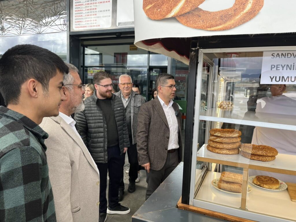 CHP Isparta Milletvekili Hikmet Yalım Halıcı Otogar Esnafının ve Yolcuların Sorunlarını Dinledi CHP Heyeti Isparta Sehirlerarasi Otobus Terminalinde Esnaf ve Vatandasla Bulustu6