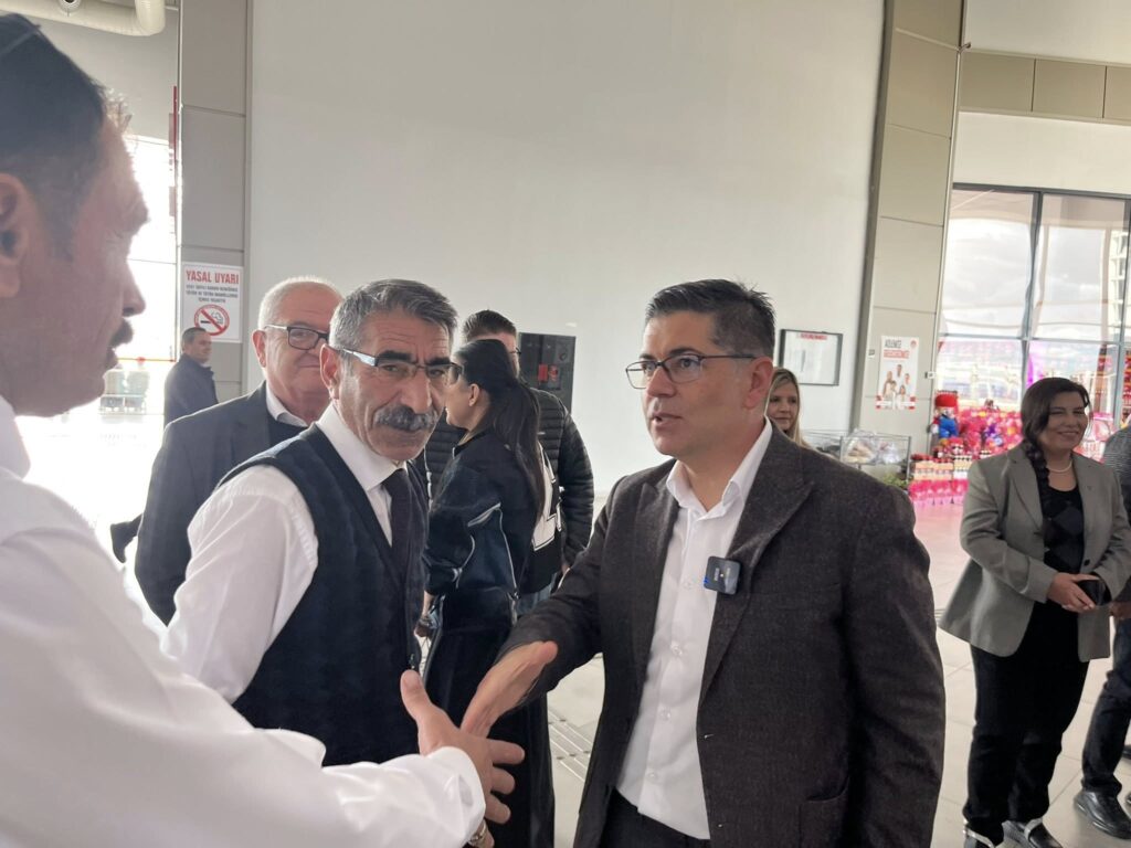 CHP Isparta Milletvekili Hikmet Yalım Halıcı Otogar Esnafının ve Yolcuların Sorunlarını Dinledi CHP Heyeti Isparta Sehirlerarasi Otobus Terminalinde Esnaf ve Vatandasla Bulustu7