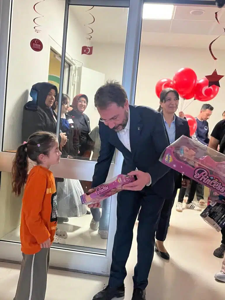 Furkan Cem Er Hastanede Tedavi Gören Çocukların Bayramını Kutladı Furkan Cem Er 23 Nisan Isparta Sehir Hastanesi