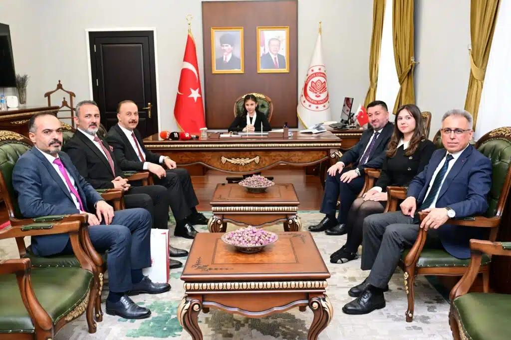 Isparta Valisi Erin 23 Nisan'da Makamını Küçük Valisine Devretti Hira Su Yilmaz Isparta Vali Koltugu