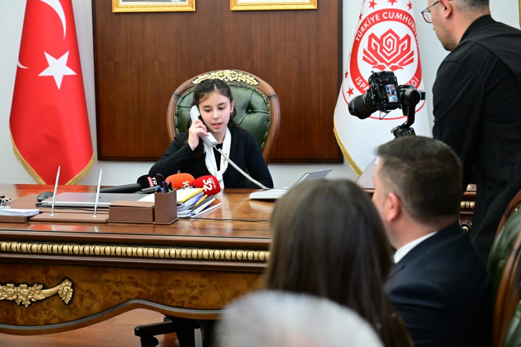 Isparta Valisi Erin 23 Nisan'da Makamını Küçük Valisine Devretti Hira Su Yilmaz Isparta Vali Koltugu2