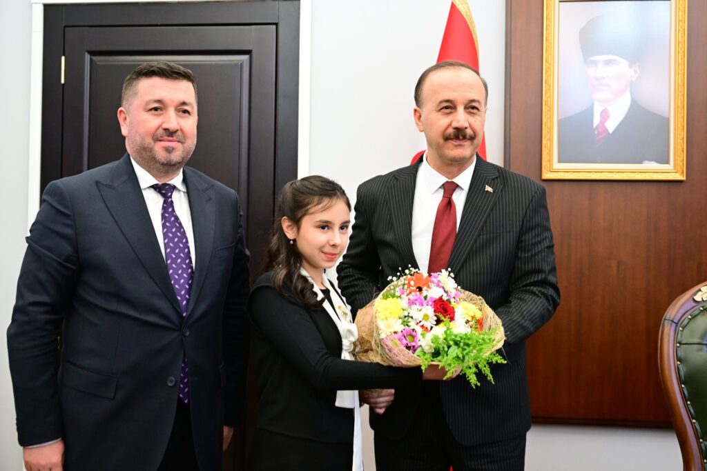 Isparta Valisi Erin 23 Nisan'da Makamını Küçük Valisine Devretti Hira Su Yilmaz Isparta Vali Koltugu3