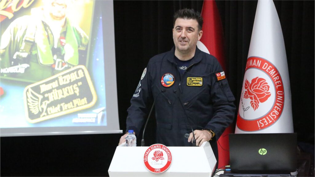 HÜRKUŞ’un İlk Deneysel Test Pilotu Murat Özpala SDÜ’lü Öğrencilerle Buluştu Hurkus Murat2