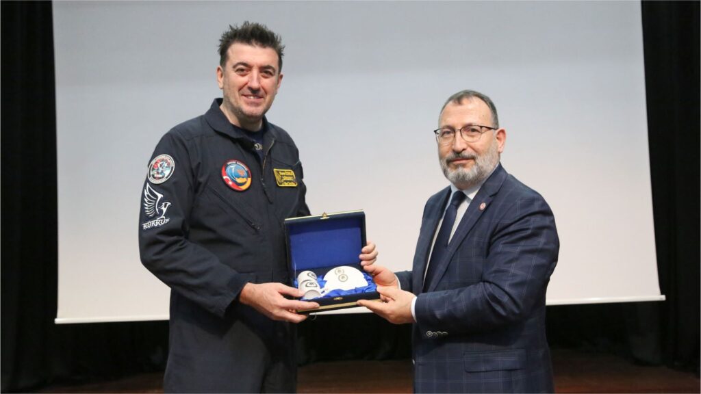 HÜRKUŞ’un İlk Deneysel Test Pilotu Murat Özpala SDÜ’lü Öğrencilerle Buluştu Hurkus Murat3