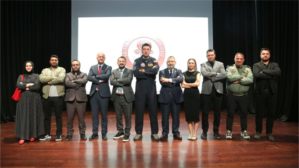 HÜRKUŞ’un İlk Deneysel Test Pilotu Murat Özpala SDÜ’lü Öğrencilerle Buluştu Hurkus Murat4