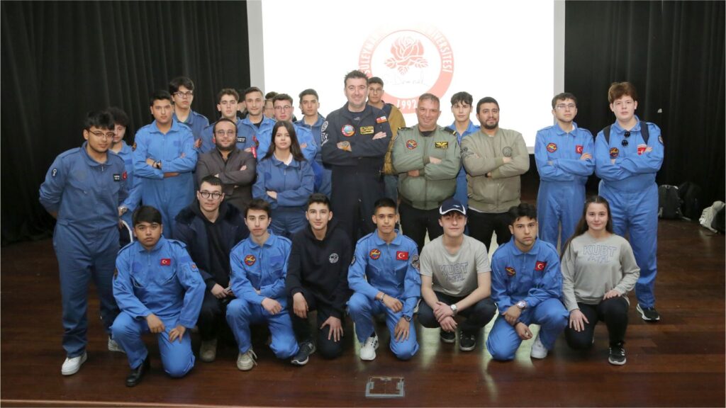 HÜRKUŞ’un İlk Deneysel Test Pilotu Murat Özpala SDÜ’lü Öğrencilerle Buluştu Hurkus Murat5