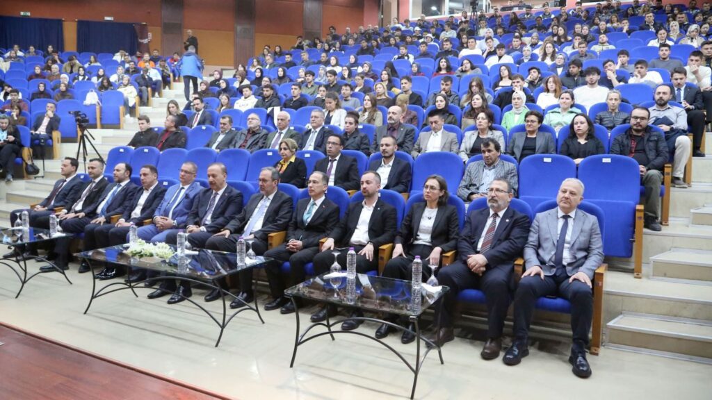 Isparta’da İhtisas Akademi Rüzgarı: Dr. Mehmet Muharrem Kasapoğlu Gençlerle Buluştu Ihtisas akademi isparta2