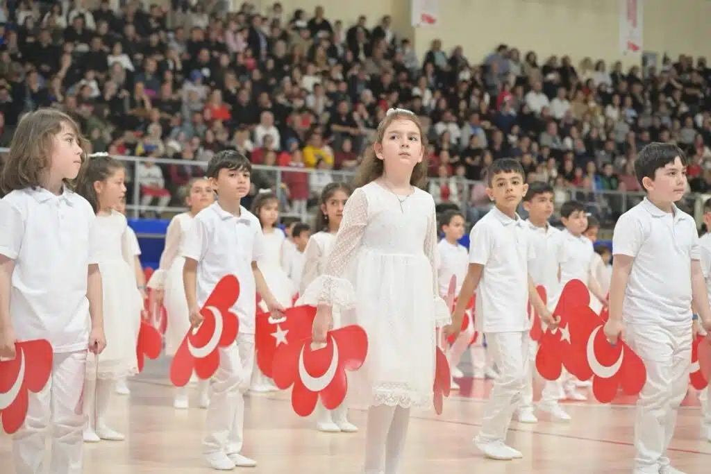 Isparta’da 23 Nisan Coşkusu Yine Her Zaman ki Gibi Işıkkent Spor Salonu’ndan Taştı Ispartada 23 Nisan Gururu Isikkent Spor Salonunda Gorkemli Kutlama