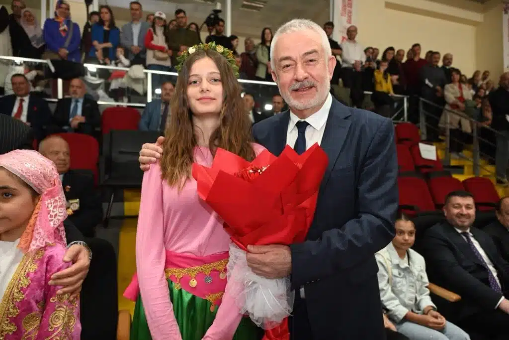 Isparta’da 23 Nisan Coşkusu Yine Her Zaman ki Gibi Işıkkent Spor Salonu’ndan Taştı Ispartada 23 Nisan Gururu Isikkent Spor Salonunda Gorkemli Kutlama3
