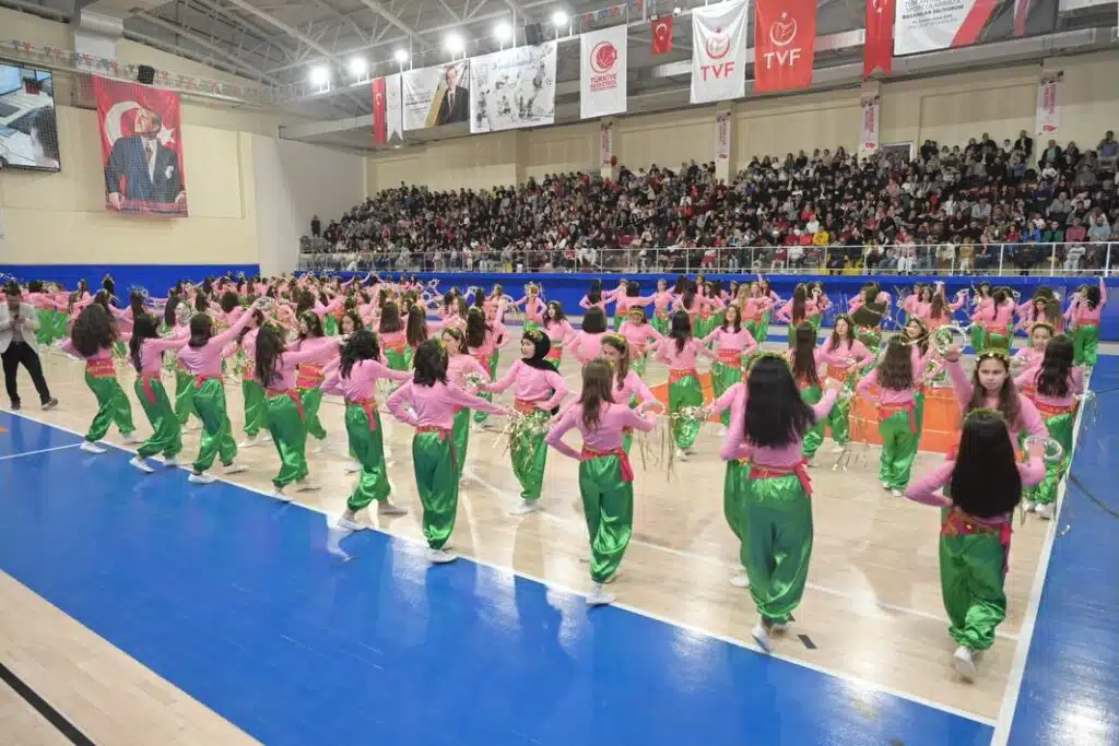 Isparta’da 23 Nisan Coşkusu Yine Her Zaman ki Gibi Işıkkent Spor Salonu’ndan Taştı Ispartada 23 Nisan Gururu Isikkent Spor Salonunda Gorkemli Kutlama4
