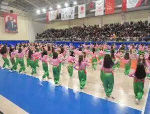 Isparta’da 23 Nisan Coşkusu Yine Her Zaman ki Gibi Işıkkent Spor Salonu’ndan Taştı