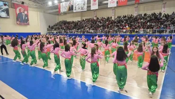 Isparta’da 23 Nisan Coşkusu Yine Her Zaman ki Gibi Işıkkent Spor Salonu’ndan Taştı