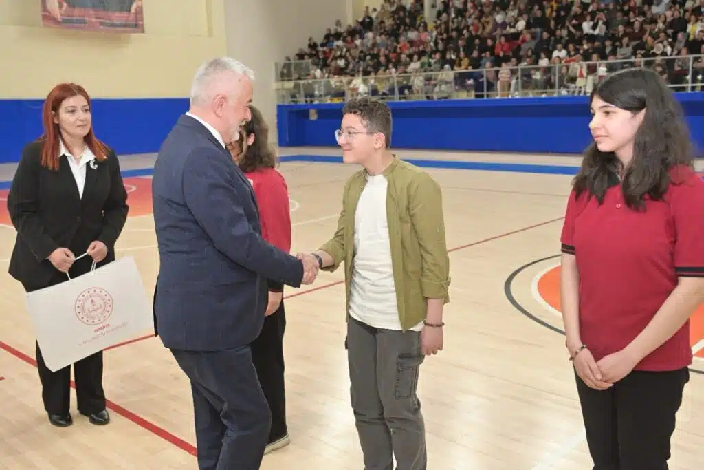 Isparta’da 23 Nisan Coşkusu Yine Her Zaman ki Gibi Işıkkent Spor Salonu’ndan Taştı Ispartada 23 Nisan Gururu Isikkent Spor Salonunda Gorkemli Kutlama5