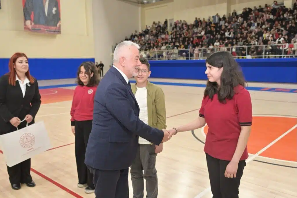 Isparta’da 23 Nisan Coşkusu Yine Her Zaman ki Gibi Işıkkent Spor Salonu’ndan Taştı Ispartada 23 Nisan Gururu Isikkent Spor Salonunda Gorkemli Kutlama6