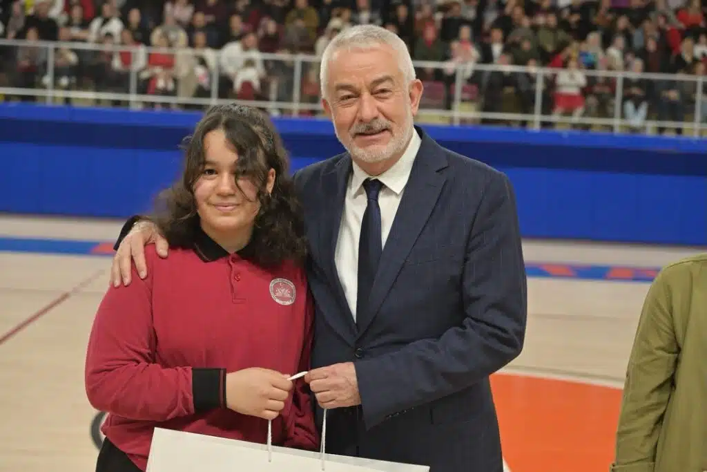 Isparta’da 23 Nisan Coşkusu Yine Her Zaman ki Gibi Işıkkent Spor Salonu’ndan Taştı Ispartada 23 Nisan Gururu Isikkent Spor Salonunda Gorkemli Kutlama7