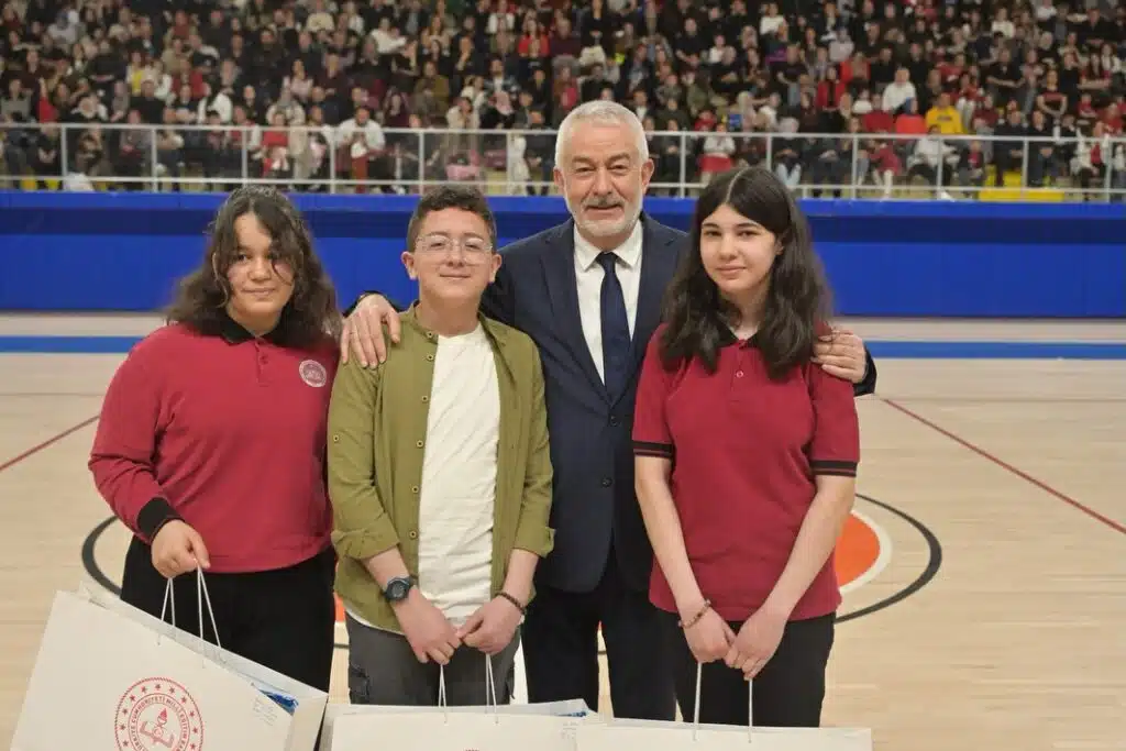 Isparta’da 23 Nisan Coşkusu Yine Her Zaman ki Gibi Işıkkent Spor Salonu’ndan Taştı Ispartada 23 Nisan Gururu Isikkent Spor Salonunda Gorkemli Kutlama8