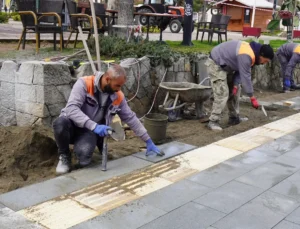 Isparta’nın En İşlek Caddesinde Kaldırımlar Andezit Taşla Yenileniyor