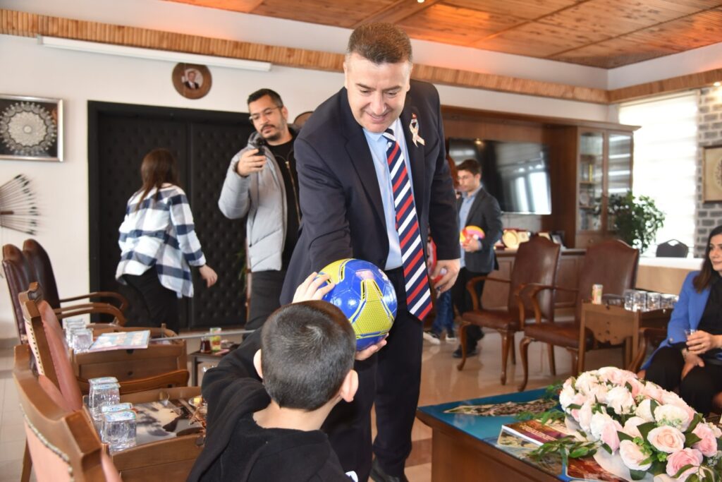 Eğirdir Belediye Başkanı Mustafa Özer’den Anlamlı Otizm Ziyareti Otizm farkindalik Egirdir 8