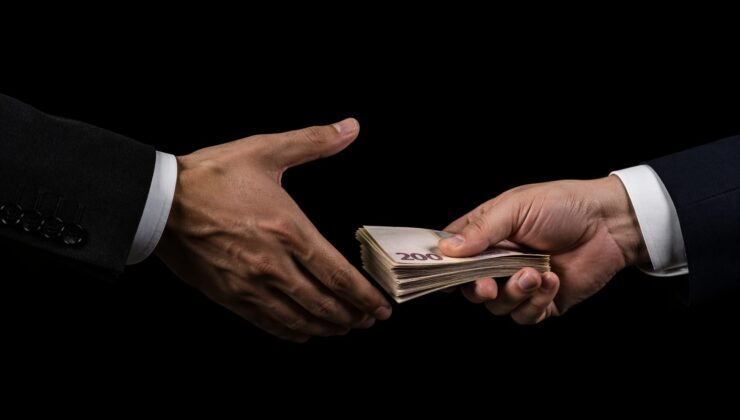 Şarkikaraağaç’ta Yolsuzluk İddiası: Milli Eğitim’de Görevli Memur Açığa Alındı