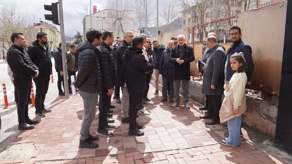 Isparta Belediye Başkanı Şükrü Başdeğirmen Cumhuriyet Caddesi'nde Yenileme Çalışmalarını İnceledi Sukru Basdegirmen Inceleme3