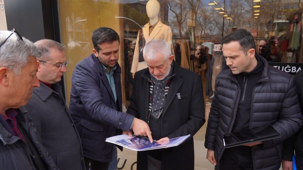 Isparta Belediye Başkanı Şükrü Başdeğirmen Cumhuriyet Caddesi'nde Yenileme Çalışmalarını İnceledi Sukru Basdegirmen Inceleme5