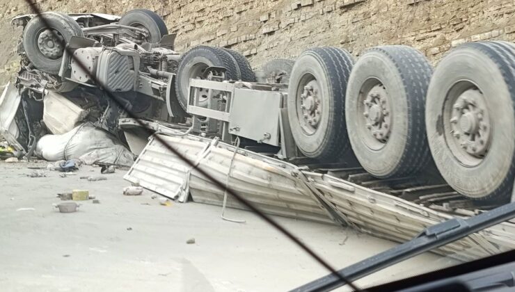 Isparta-Antalya Yolunda Tır Kazası: Çamlık Mevkiinde Araç Devrildi