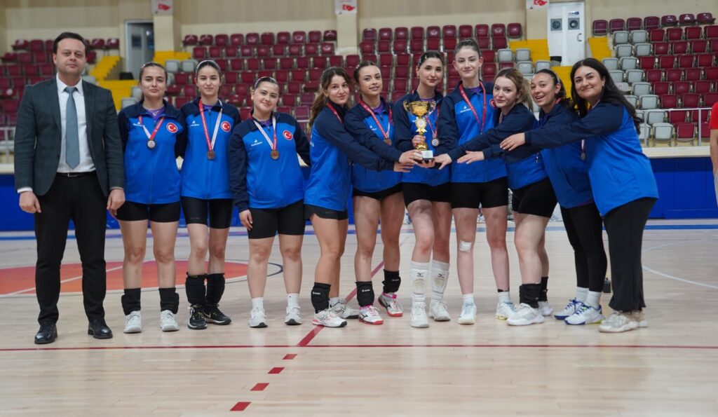 YURTLİG Voleybol Bölge Şampiyonası Isparta’da Kupa Töreniyle Bitti Yurtlig Isparta Musabaka3