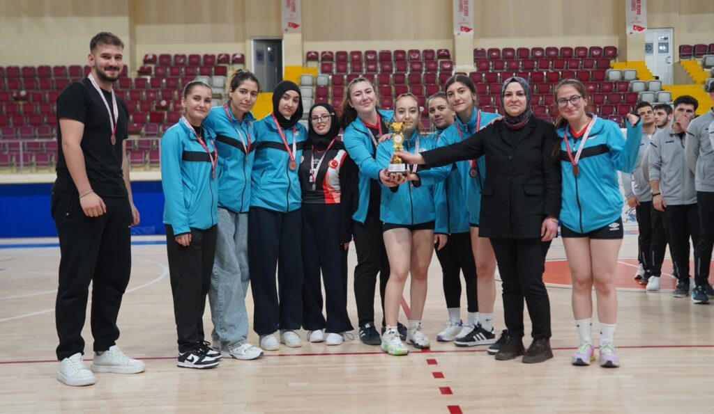 YURTLİG Voleybol Bölge Şampiyonası Isparta’da Kupa Töreniyle Bitti Yurtlig Isparta Musabaka6