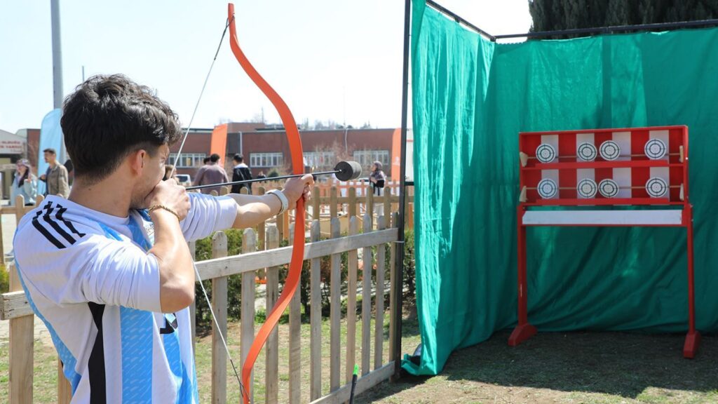 SDÜ'de Etnospor Festivali Heyecanı: Öğrenciler Geleneksel Oyunlarla Tanıştı sduetkinlikspor3
