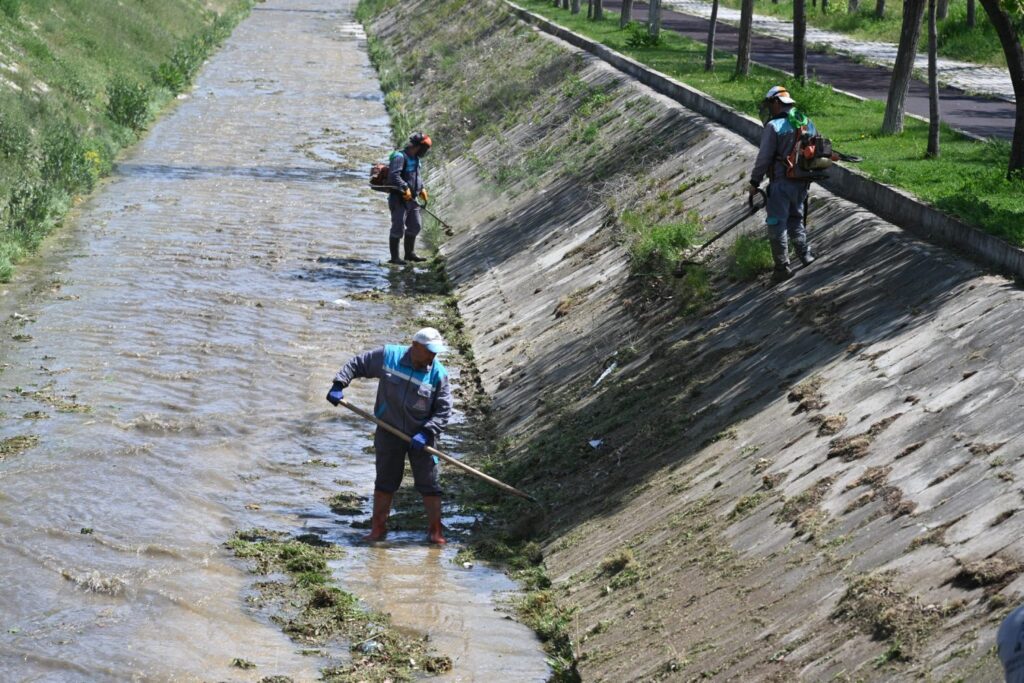 Başkan Başdeğirmen Talimat Verdi: Dere ve Kanallar Temizleniyor Cay Boyu Kanal Temizligi 3